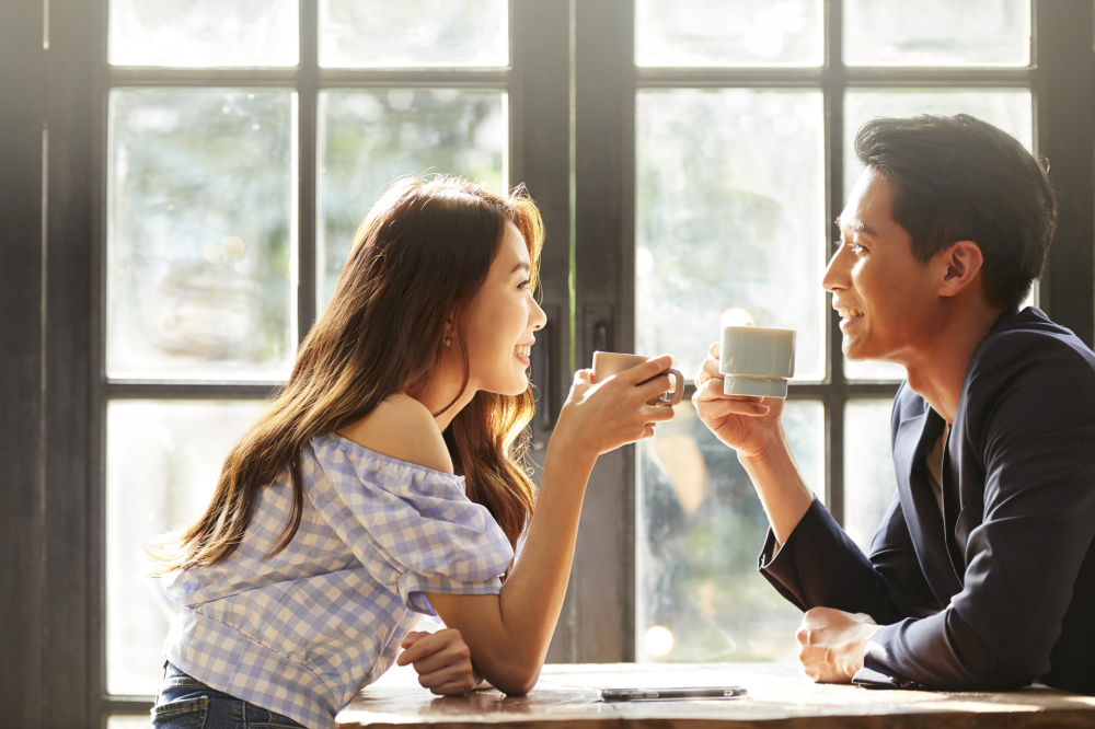 Cuộc trò chuyện hài hước giữa chàng trai và cô gái