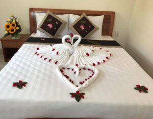 Hài Hước Với Nghề 'Xếp' Chăn Gối